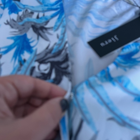 2/40$
Jieru onepiece tropical long sleeve white and bleu size medium - Picture 9 of 14